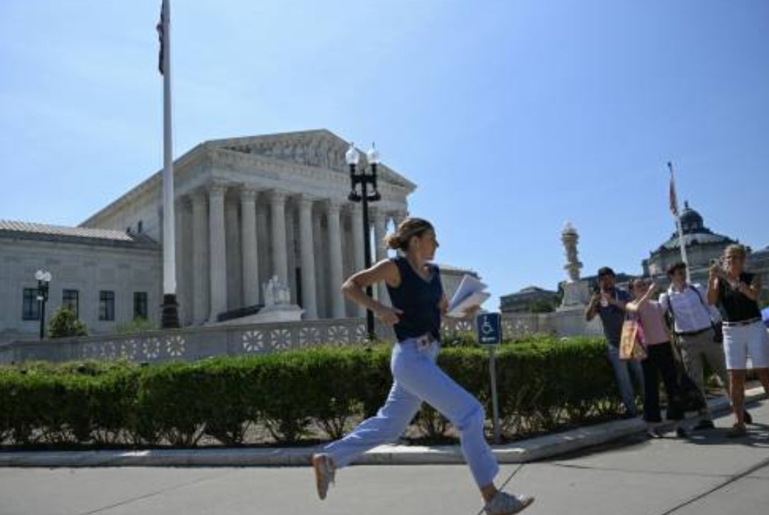 SemanarioU's tweet photo. #UH. Corte Suprema de EE. UU. rechaza restringir el derecho a ciudadanía por nacimiento que pedía Trump

La Corte Suprema de Estados Unidos confirmó este martes que la ciudadanía por nacimiento se aplica a todas las personas nacidas en el país incluso si sus padres se encuentran allí de manera ilegal o temporal.

El fallo, por 6 votos contra 3, rechaza la orden ejecutiva de Trump que intentaba limitar esa ciudadanía por nacimiento.