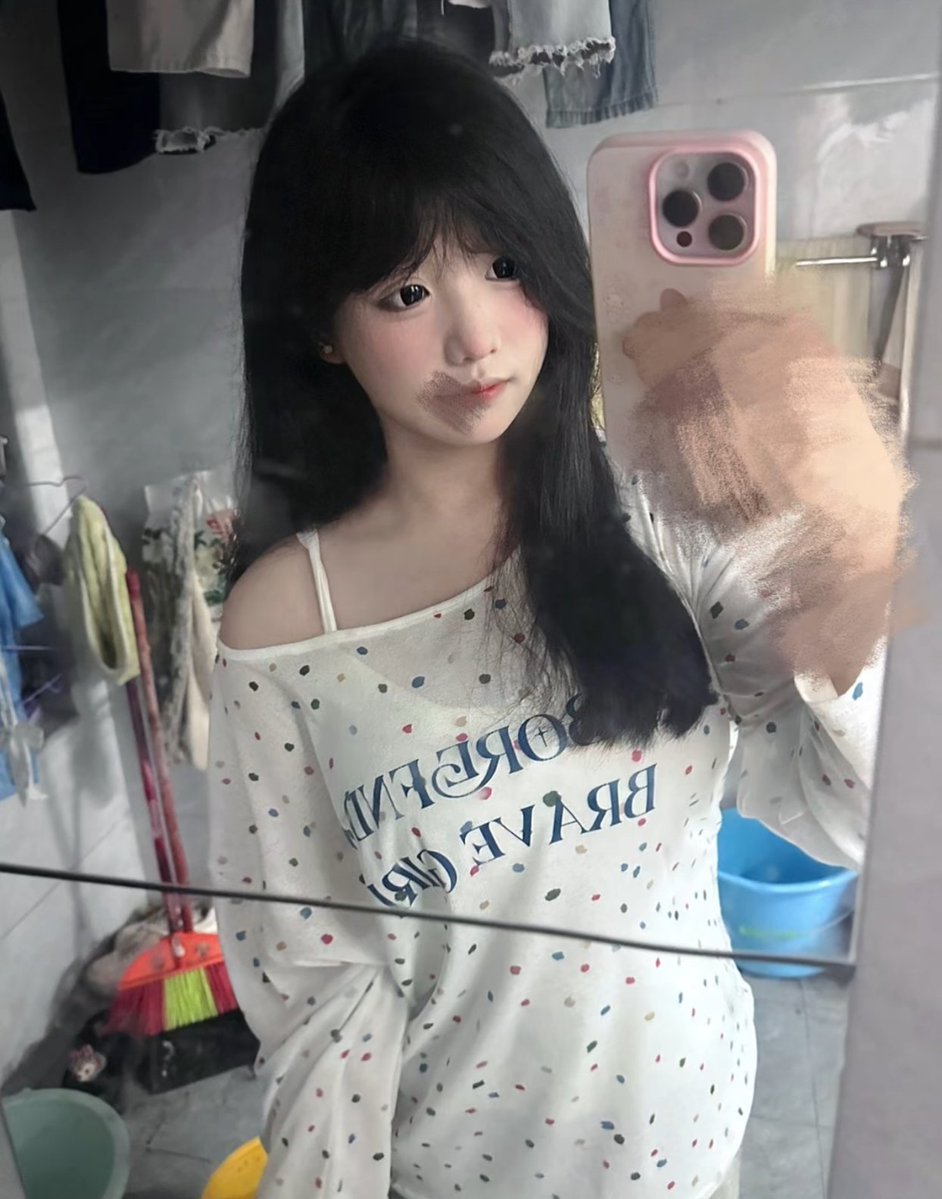 7zlrge's tweet photo. 感觉绿主们都很喜欢女友的露脸视频，绿奴就再发一个吧，第三张图片有绿主可以射在上面的话发图在评论区，可以给绿主女友联系方式喔！#绿帽 https://t.co/7s3a6x1OLw
