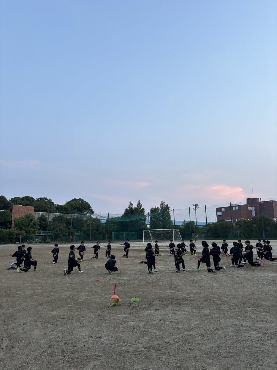 1016rm's tweet photo. SNS界隈のそれとは別に

我々は、OBがあの場に立ち、あの瞬間にいたことが何よりの財産。

在籍している選手たちの没入感が半端ない。
これこそが引き継がれていくものだし、クラブの財産。

バタフライエフェクト、が必ず起こる。 https://t.co/wyJUgtqULG