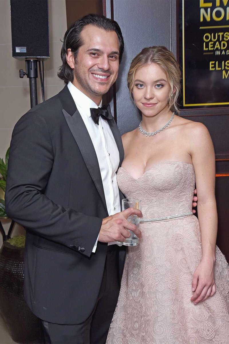 IamMiaHq's tweet photo. Sydney Sweeney’s Dating History ❤️

2011 — Single/private
2012 — Single/private
2013 — Single/private
2014 — Single/private
2015 — Single/private
2016 — Single/private
2017 — Single/private
2018 — Jonathan Davino
2019 — Jonathan Davino…. love https://t.co/bYyAYrnYjk
