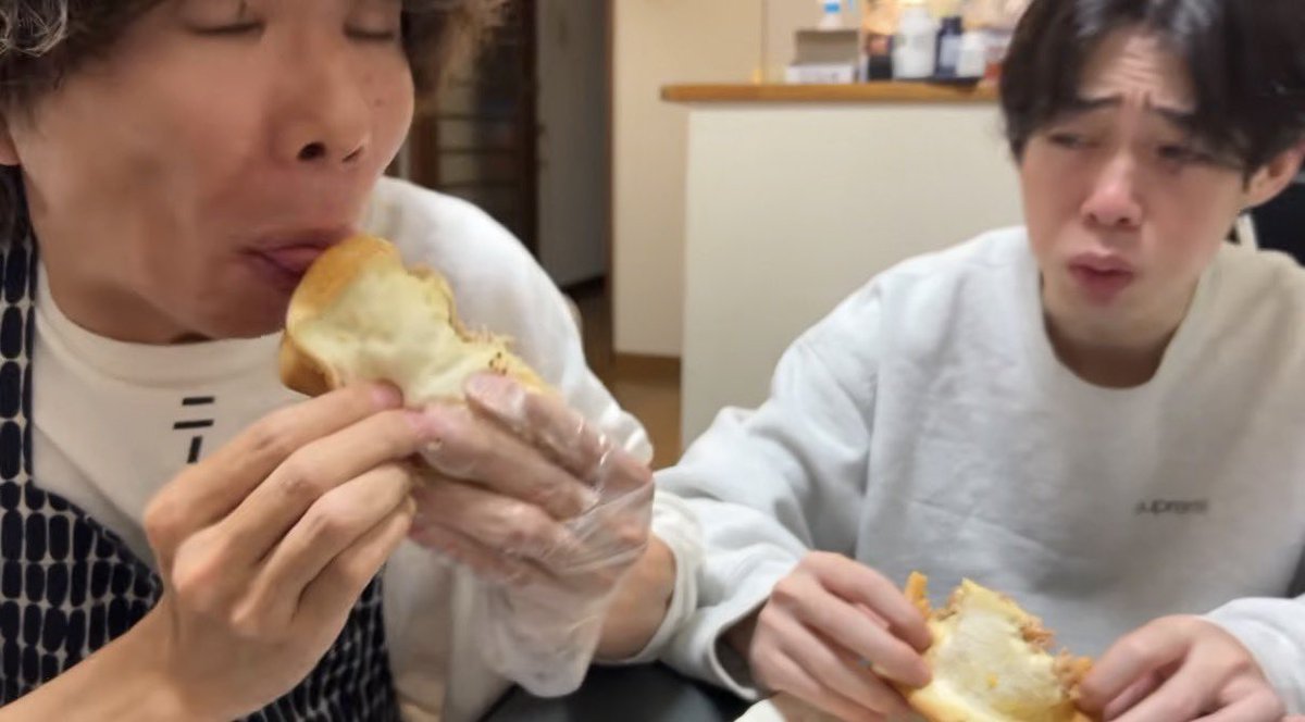 kijima_kijima_'s tweet photo. 逆再生みたいにサンドイッチを口から出すニート https://t.co/XryPQrwQ4L