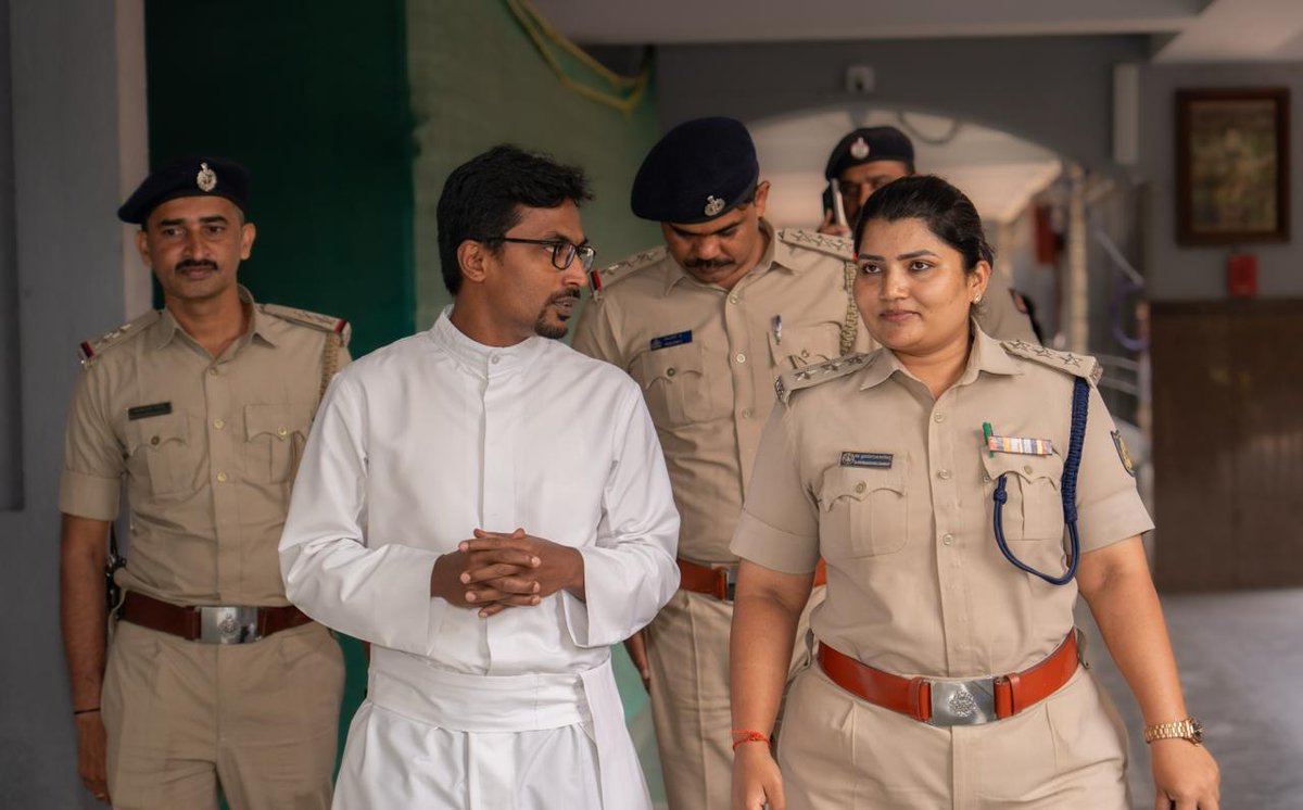 cparkbcp's tweet photo. ಈ ದಿನ ಕಬ್ಬನ್ ಪಾರ್ಕ್ ಪೊಲೀಸ್  ಠಾಣಾ ಸರಹದ್ದಿನ  ಶಾಲೆಗೆ ಭೇಟಿ ನೀಡಿ ಮಾದಕ ವಸ್ತುಗಳು ಮತ್ತು ಅದರ ದುಷ್ಪರಿಣಾಮಗಳ ಕುರಿತು ಜಾಗೃತಿ ಹಾಗೂ ಅರಿವನ್ನು ಮಾನ್ಯ ACP ಮೇಡಮ್ ಮತ್ತು ಪೊಲೀಸ್ ಇನ್ಸ್ಪೆಕ್ಟರ್ ರವರ ಮುಂದಾಳತ್ವದಲ್ಲಿ ನೆಡಿಸಿಕೊಡಲಾಯಿತು. https://t.co/AzYBdZJrgK