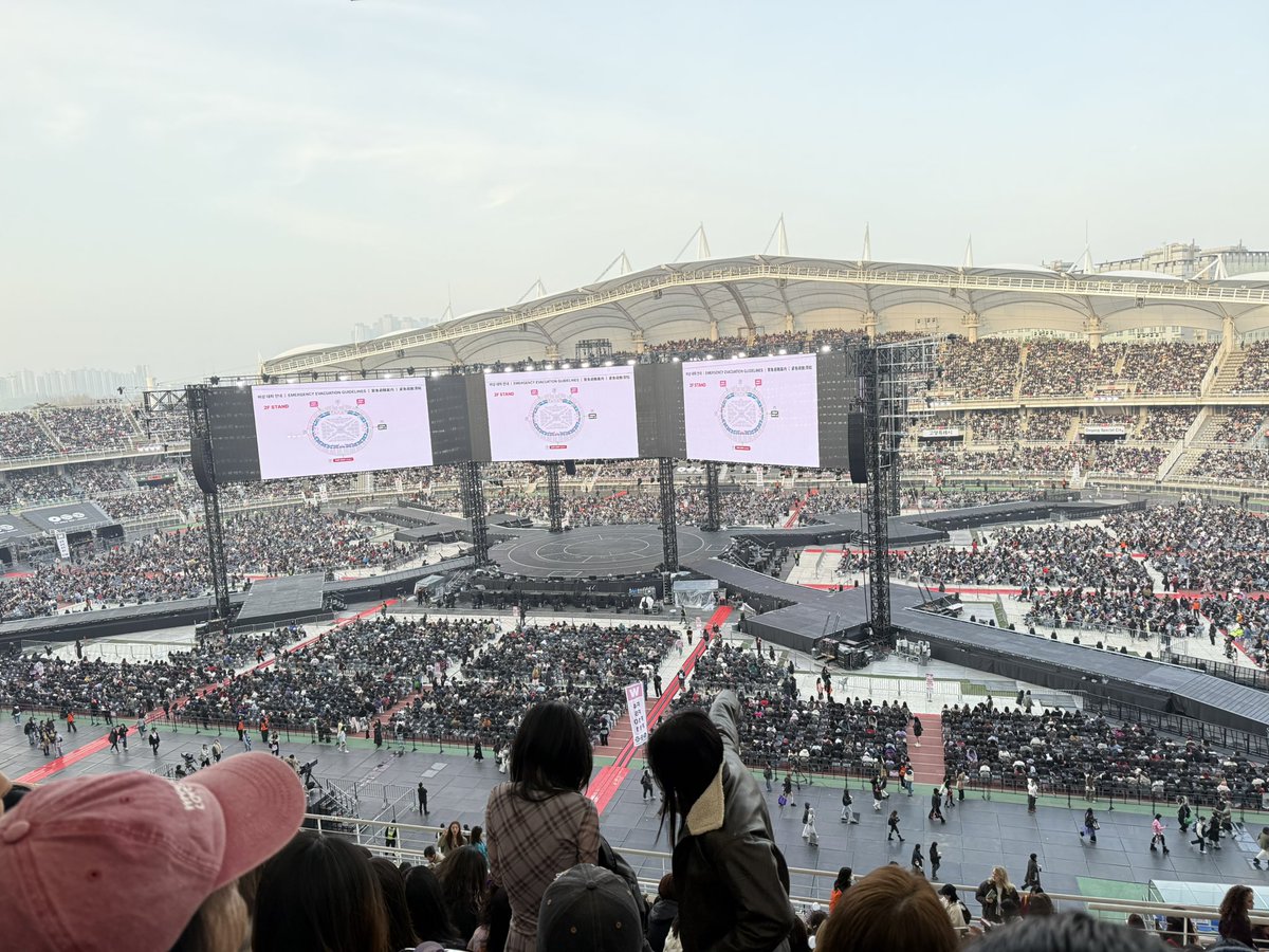 NythaHoseok's tweet photo. No zoom             vs.       iPhone 16 pro mx zoom https://t.co/JkFTj7uaRe