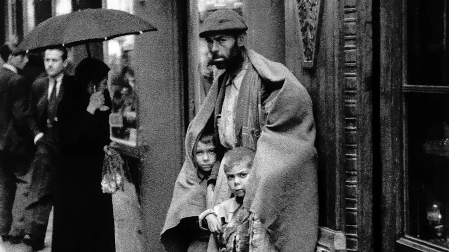 outsidersesp's tweet photo. Los "mendigos" a los que Franco persiguió para 'limpiar' España "a cualquier precio"

 'Limpiar' España. A cualquier precio. La violencia extrema contra el rival ideológico desencadenó el genocidio fundacional del franquismo. Una fórmula del terror que sembró el país de fosas comunes –la mayoría todavía por abrir–, de cárceles y campos de concentración para disidentes de toda clase. Pero el franquismo sacó tiempo para meter en el saco también a los eternos derrotados: los buscavidas, desde los niños traperos, estraperlistas y recogecolillas, a los excluidos por “mendigos”.

“Pronto, muy pronto, mis tropas habrán pacificado el país”, dijo Franco al periodista Jay Allen. Corría el 27 de julio de 1936, el golpe de Estado sumaba una decena de días. “¿Significa eso que tendrá que fusilar a media España?”, cuestionó el reportero. “He dicho a cualquier precio”, subrayó el luego dictador. La tarea de limpieza había comenzado en el país de la desmemoria.

Y pronto el franquismo modificó, para un uso más crudo, la ley de vagos y maleantes aprobada durante la Segunda República, en 1933. La norma, conocida como la Gandula, no incluía castigo penal y corregía “comportamientos antisociales”, con tipos que iban desde “mendigos profesionales” a “vagos habituales” o “rufianes y proxenetas”. 

En plena Guerra Civil, los golpistas ya prohibieron dar limosna. Luego la dictadura usó la ley para reprimir a personas sin recursos, incluyendo en este perfil a los homosexuales, y creando incluso campos de internamiento: los Reformatorios de Vagos y Maleantes. “Entre 1974 y 1975 se abrieron un total de 58.000 expedientes de peligrosidad social con 21.000 sentencias condenatorias”, explica el profesor de Historia Contemporánea en la Universidad de Castilla-La Mancha, Damián González, en Violencia política y dictadura franquista.

Como profesión, “mendiga”: el expediente de una mujer de 90 años en Córdoba es un claro ejemplo de esa represión contra la precariedad. Y uno de sus máximos exponentes está en un campo de exterminio: Las Arenas en La Algaba (Sevilla), con 144 pobres muertos de hambre y enfermedad.

El campo de exterminio para “mendigos”

En los años 40, justo después de la Guerra Civil, la escasez “mató de hambre a unos 200.000 españoles”, calcula Damián González. La “terrible autarquía” significó “una estrategia represiva más” que favorecía a la “base social que había dado su apoyo al dictador”, según el historiador. Todo “a costa de la miseria de los vencidos”.

Y, en la “penuria”, destacaba “ese medio millón de familias que por motivos diversos carecían de su cabeza de familia”. Ahí estaban los buscavidas. “Existen casos documentados en los que por robar un poco de pan y tocino un jornalero fue condenado a seis meses de arresto mayor, y por unas gallinas la pena podía llegar hasta los dos años de prisión”, precisa.

El Ayuntamiento de Sevilla creó, a inicios de los años 40, el centro de reclusión de Las Arenas en la vecina localidad de La Algaba. La idea era limpiar la ciudad de “mendigos”. El lugar quedó pronto convertido en “un verdadero campo de exterminio”, como relataba María Victoria Fernández Luceño, autora del libro Miseria y represión en Sevilla.

Hasta 144 personas murieron entre sus muros de hambre y enfermedad. Siguen enterrados en una fosa común. Otro ejemplo, unos años antes, sucedía en Málaga, cuando el 6 de julio de 1938 quedaba inaugurado un “campo de concentración de mendigos”. En casos, el franquismo usaba a los presos, de toda condición, como parte del trabajo esclavo.

Porque la represión política fue una clave de bóveda de la dictadura franquista. “A diferencia de la republicana, en la España rebelde la represión tuvo un carácter absolutamente premeditado, sistemático, institucionalizado, hasta transformarse en un objetivo en sí mismo para la construcción del nuevo Estado”, dice Damián González. 

El castigo a la precariedad

“Sí, hay varios casos de mendigos represaliados de Córdoba capital que me llamaron la atención”, arranca Julio Guijarro. El investigador considera en esta categoría “no sólo los mendigos declarados como tales en su profesión tal como consta en su declaración o en sus expedientes penitenciarios, sino también aquellos de los que se intuye su situación de precariedad económica y social”.

El archivero suma “hasta la fecha” un total de 11 “mendigos”, con cinco mujeres, “de entre 48 a 90 años”. Uno recibe “condena de muerte en consejo de guerra, conmutada por perpetua”. Y cuatro “ejecutados sin juicio durante el terror caliente”, “dos hombres y dos mujeres de entre 71 y 80 años”, entre agosto de 1936 y enero del 37. O la mujer vecina de Córdoba de 90 años, “mendiga” de profesión, detenida en la Prisión Provincial.

“Serían los casos que detectaba de aquellos abuelos de entre 70 y 90 años que tienen su domicilio en el Asilo Madre de Dios, para mayores sin recursos y en situación de total precariedad, recogidos por la beneficencia municipal”, continúa. Algunos sufrían “represión económica” con multas de “hasta 1.000 pesetas”.

O más, como demuestra la fosa común excavada en el cementerio de La Salud: “Interpreto algunos hallazgos de Córdoba como un perfil muy raro de personas represaliadas, con lesiones terribles no curadas y con las que vivieron”, explica el antropólogo Juan Manuel Guijo. Casos que no tienen “la menor coincidencia con lo que la información previa nos decía de sus perfiles”.

Los niños de la calle

Y el castigo a la precariedad continúa. Los años 40 viven los inicios de la dictadura franquista desde la hambruna, el racionamiento y el estraperlo. Nace un país pobre, y empobrecido por la guerra, que trasiegan en las calles figuras casi fantasmagóricas. Invisibles salvo para el desprecio o la caridad.

La propaganda de la caridad motivó el Auxilio Social, una institución tutelada por Falange. En octubre del 37 “contaba con 711 comedores y 158 cocinas”, refiere Laura Sánchez en 'Auxilio Social y la educación de los pobres: del franquismo a la democracia'. Este “socorro” ciudadano estaba “inspirado en las pautas sociales del nazismo alemán y del fascismo italiano”, en palabras del catedrático de la Universidad Valladolid Pedro Carasa. 

 Y en Madrid bullían estos nuevos servicios sociales. Las calles recogían también a los perdedores de la guerra. En 1941, el régimen de Franco hizo una limpieza masiva de “mendigos” que repartió por el resto del país, contaba el escritor Rafael Abella en La vida cotidiana en la España de Franco. Los niños de la calle acabaron viviendo en los hogares infantiles del Auxilio Social.

Esta realidad retrata el libro Tipismo franquista. Recuerdos de una sociedad perdida (Arzalia ediciones) de David Pallol. Ahí están las figuras que visten España de crudeza. Desde los niños traperos que expurgan la basura para sacar… algo, a los trileros, estraperlistas de toda índole e incluso los recogecolillas. “Tipos sociales y oficios desaparecidos” que evocan “el retrato de una sociedad perdida”, como queda descrita la obra del historiador del arte y escritor, también responsable de Madrid Art Decó y autor de Construyendo Imperio. Guía de la arquitectura franquista en el Madrid de la posguerra. La fotografía, pobre, que define toda una época que condenó a los eternos derrotados. 

(Texto original de Juan Miguel Baquero)