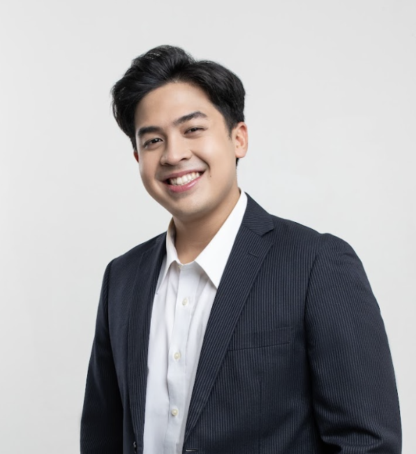 insidefolkative's tweet photo. Jerome Polin kembali berikan pendapat dan merasa capek tiap hari liat berita buruk, melalui akun sosmed nya ia bilang: 

"Jujur at this point aku bingung, kita sebagai rakyat tuh bisa apa sih? speak up di sosmed udah, ga didenger. Dilawan pake buzzer lagi. Demo udah, ga ada perubahan. Dilawan pake demo bayaran. Ada cara apalagi?? Segakbisa ngapa-ngapain itu kah?
Asli bingung dan bertanya2, apa masih ada harapan?

Yang berkontribusi malah dikriminalisasi. Terus harus apa? Bisa apa?

Rakyat susah cari kerja, kualifikasi harus S1 minimal. Eh ada yang ga lulus S1 jadi komisaris, segampang itu?"