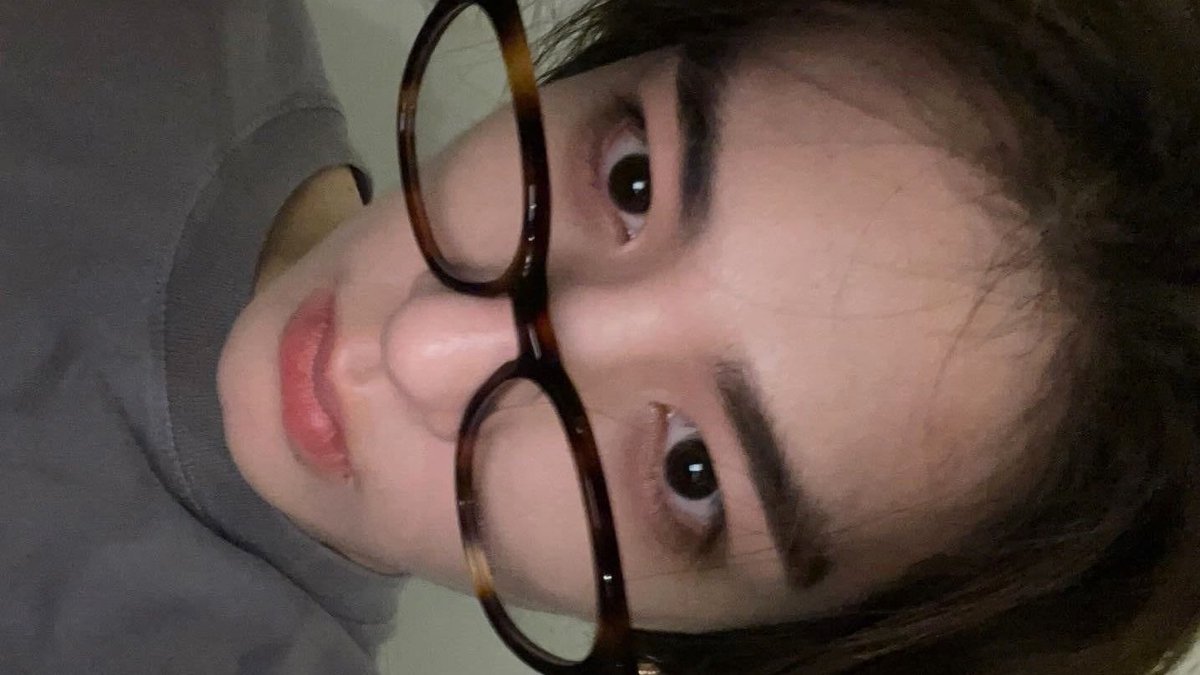 ihanfm's tweet photo. love a pretty boy in glasses https://t.co/GjXtfYeiaU