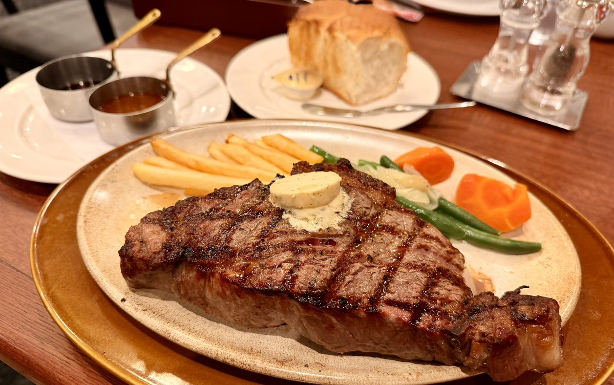 Funatti_'s tweet photo. 結局ぴー子寝かしつけてたら一緒に寝落ちしてブラジル戦観れんかった😂

今日は私の誕生日🎂✨ ロイホで値段見ずに好きなもの食べまくって幸せだった🤍笑
450gの分厚いステーキ来たときはテンション上がった🤩
お会計がUSJの年パス買えるぐらいの金額で現実にスッと戻ったけど、たまには良いよね💸笑 https://t.co/y03nfCa3ix