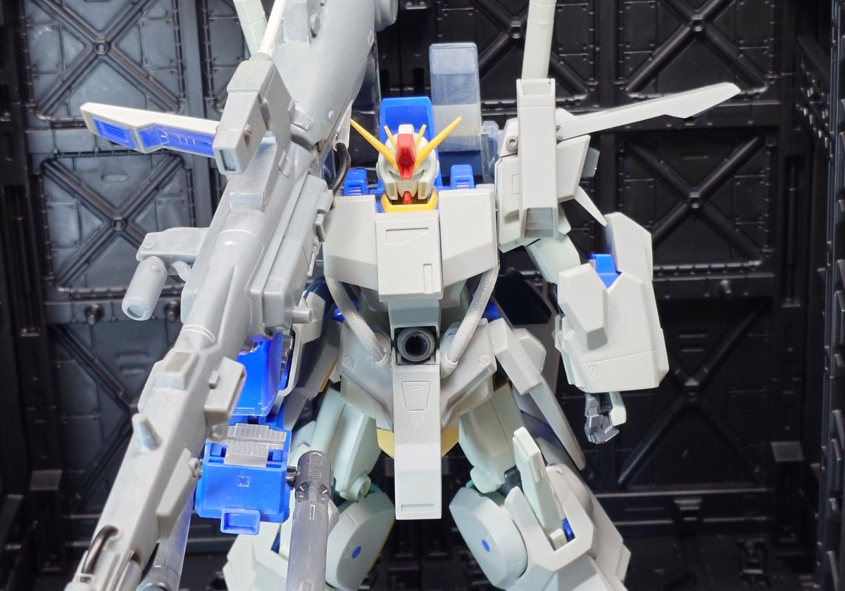 niiyan16's tweet photo. FA-ZZの改修作業も終盤です。
肩アーマーがバックパックに干渉して腕を振れないのでバックパックジョイントパーツを改造して、5mm後ろ、5mm上にバックパック取り付け位置を変更。そして目を逸らし続けていた苦行を⋯ヒケと歪み酷い💦 https://t.co/8rFRfMJEcI