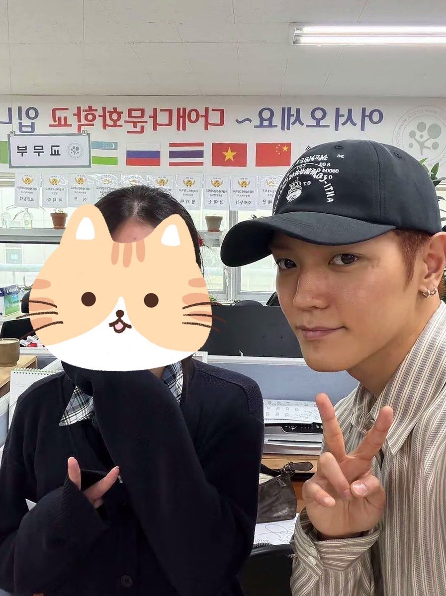 monsieurTY_'s tweet photo. Taeyong visited op’s daughter’ school and brought hamburger and bread.
Cr: 小饭团放映机

This must be the school Taeyong has been sponsoring quietly for years.

HAPPY TAEYONG DAY
#다시_돌아온_태용이의_여름
#TAEYONGat31StillWYLD https://t.co/yTKFyYe22A