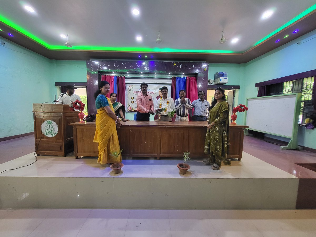 Principal_GCC's tweet photo. Today,Gopabandhu Choudhury College family expressed its deepest gratitude to Dr.Narottam Parida Reader in Commerce,for his unwavering commitment,inspiring mentorship andyears of distinguished service.Wishing him good health,happinessand endless success in this new phase of life. https://t.co/ApFgnWqXKc