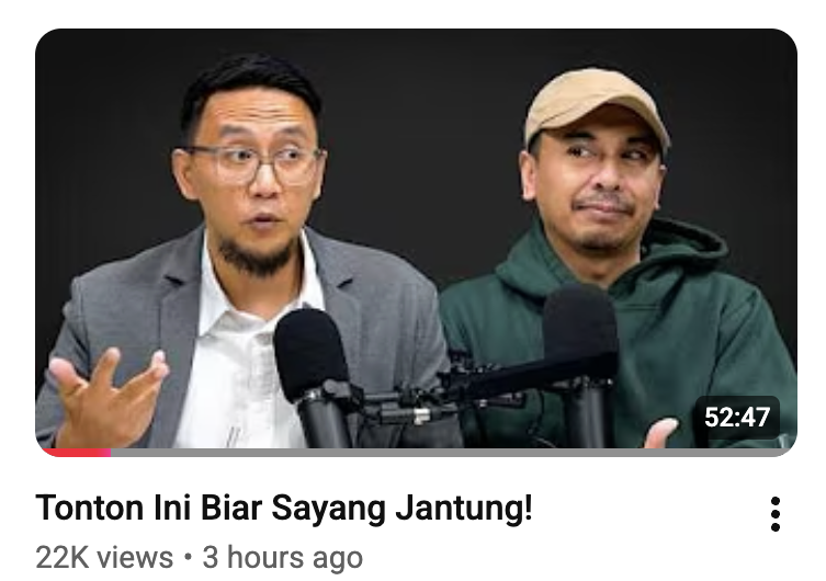 AdamPrabata's tweet photo. Akhirnya Raditya Dika mengundang dokter jantung legendaris yang meme "Calon Customer Potensial"-nya sudah beredar dimana-mana, yaitu dr. Bobby.

Gue jujur termasuk yang menunggu-nunggu beliau diundang karena mau menyerap ilmu dari beliau. Dan ternyata BENAR! Ilmunya BANYAK BANGET!

Ini beberapa ilmu yang gue dapat dari podcast ini.

1. 𝗠𝗲𝗻𝗴𝗮𝗽𝗮 𝗦𝗲𝗿𝗮𝗻𝗴𝗮𝗻 𝗝𝗮𝗻𝘁𝘂𝗻𝗴 𝗦𝗲𝗿𝗶𝗻𝗴 𝗧𝗲𝗿𝗷𝗮𝗱𝗶 𝗠𝗲𝗻𝗷𝗲𝗹𝗮𝗻𝗴 𝗦𝘂𝗯𝘂𝗵?

Ini adalah salah satu pertanyaan yang sering ditanyakan karena banyak kasus serangan jantung emergency terjadi pada rentang waktu tengah malam hingga subuh. 

Saat kita tidur malam, jantung sebenarnya sedang rileks, tekanan darah dan nadi pun menurun. Menjelang subuh, secara alami tubuh mulai bersiap untuk bangun dengan meningkatkan hormon adrenalin dan kortisol. Nah peningkatan denyut jantung dan tekanan darah secara mendadak saat proses "persiapan bangun tidur" inilah yang memicu ruptur plak di pembuluh darah, yang akhirnya menyumbat aliran darah dan menyebabkan serangan jantung.

2. 𝗝𝗮𝗻𝘁𝘂𝗻𝗴 𝗕𝘂𝘁𝘂𝗵 𝗢𝗹𝗮𝗵𝗿𝗮𝗴𝗮 𝗞𝗮𝗿𝗱𝗶𝗼 𝗱𝗮𝗻 𝗔𝗻𝗴𝗸𝗮𝘁 𝗕𝗲𝗯𝗮𝗻

Sering kali orang hanya memilih salah satu tipe olahraga, hanya kardio saja atau hanya angkat beban saja. Padahal keduanya itu diperlukan untuk kesehatan jantung kita.

Olahraga kardio itu berfungsi melatih efektivitas kerja otot jantung. Jantung yang terlatih ditandai dengan resting heart rate yang rendah, karena satu kali pompaan bisa mengalirkan darah dalam jumlah banyak. 

Angkat beban itu berfungsi melatih otot rangka . Secara tidak langsung, otot rangka yang kuat sangat membantu tubuh dalam mengontrol tekanan darah , gula darah, serta kadar kolesterol.

3. 𝗠𝗲𝗿𝗼𝗸𝗼𝗸 𝗮𝗱𝗮𝗹𝗮𝗵 𝗙𝗮𝗸𝘁𝗼𝗿 𝗥𝗶𝘀𝗶𝗸𝗼 𝗨𝘁𝗮𝗺𝗮 𝗣𝗲𝗻𝘆𝗲𝗺𝗽𝗶𝘁𝗮𝗻 𝗣𝗲𝗺𝗯𝘂𝗹𝘂𝗵 𝗗𝗮𝗿𝗮𝗵 𝗱𝗶 𝗨𝘀𝗶𝗮 𝗠𝘂𝗱𝗮

Banyak perokok yang sudah memulai kebiasaannya sejak usia remaja, misalnya usia 14-15 tahun. Karena proses pembentukan plak di pembuluh darah, atau aterosklerosis, membutuhkan waktu sekitar 10 tahun, maka di usia 24-25 tahun plak tersebut sudah terbentuk dan akan terus menebal seiring kebiasaan merokok yang diteruskan.

Penumpukan plak tersebut berhubungan dengan terjadinya serangan jantung.

𝗔𝗸𝗵𝗶𝗿 𝗞𝗮𝘁𝗮 
Sumpah, ilmu dari dr. Bobby tuh BANYAK BANGET!!
Masih banyak lagi sebenernya ilmu yang bisa diambil dari podcast ini. Kalian harus nonton dari ujung sampe ujung biar dapat ilmunya.