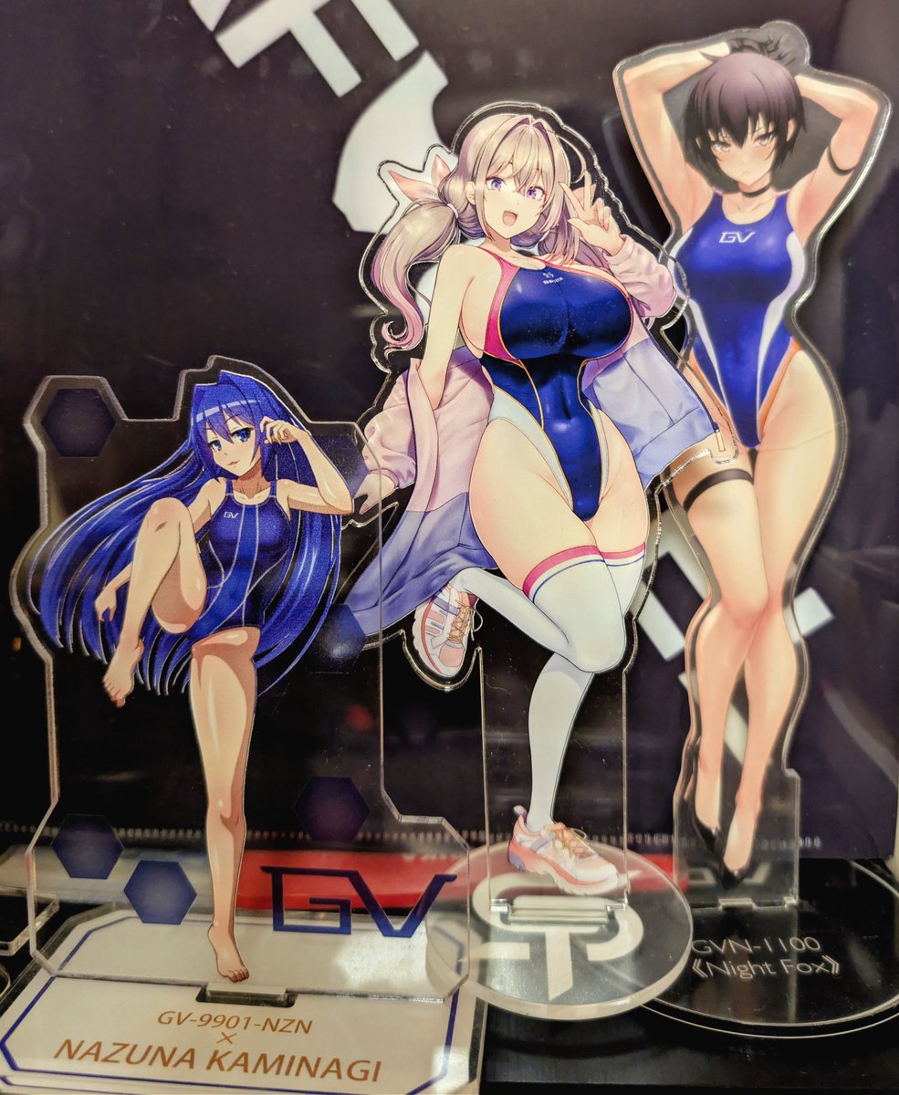 HZO615's tweet photo. 競泳水着アクスタも増えつつ。左からユリズクオウル様(@yurino_owl)、はっせん様(@yamanote8000)、うるりひ様(@Ulrich_46)。どのキャラも着ている水着が実在しているのが良き。 https://t.co/Ujrix7Cp2y