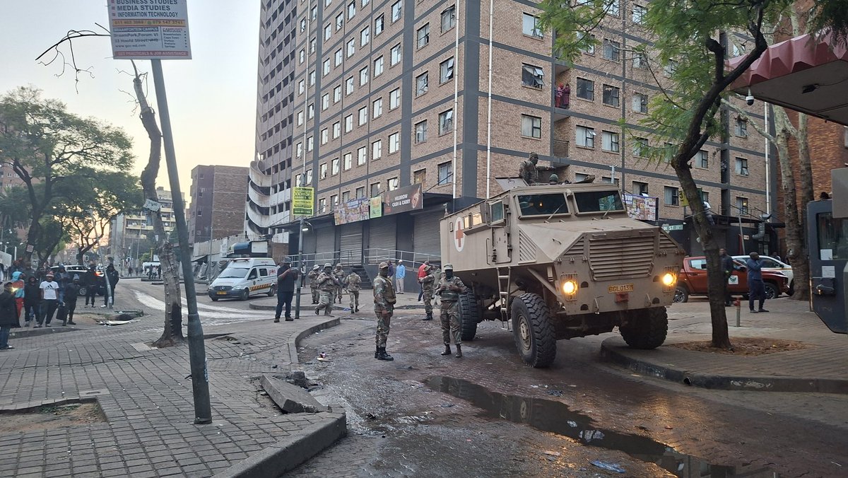 Sli_Masikane's tweet photo. [BREAKING] The army arrives in Hillbrow. This follows reports of a car that was set alight and a teenager that was shot. A suspect has been arrested in connection with the shooting. The teen has been rushed to hospital.

Story is developing...

#eNCA https://t.co/VS5YUG6raz