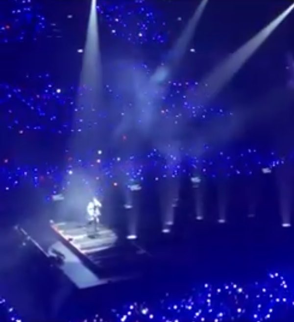suntanschaefer's tweet photo. No zoom                 vs              iphone x zoom https://t.co/smReU2g2RQ