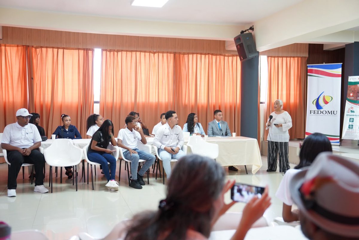 fedomurd's tweet photo. 🎤 Charla magistral de la consultora y exdiputada Guadalupe Valdez sobre liderazgo municipal y participación ciudadana.
Cuando niños y jóvenes tienen voz en sus municipios, el futuro se construye con más equidad e inclusión. 🌱
#Fedomu #ElSeibo #JuventudConVoz https://t.co/k30Wby9Upb