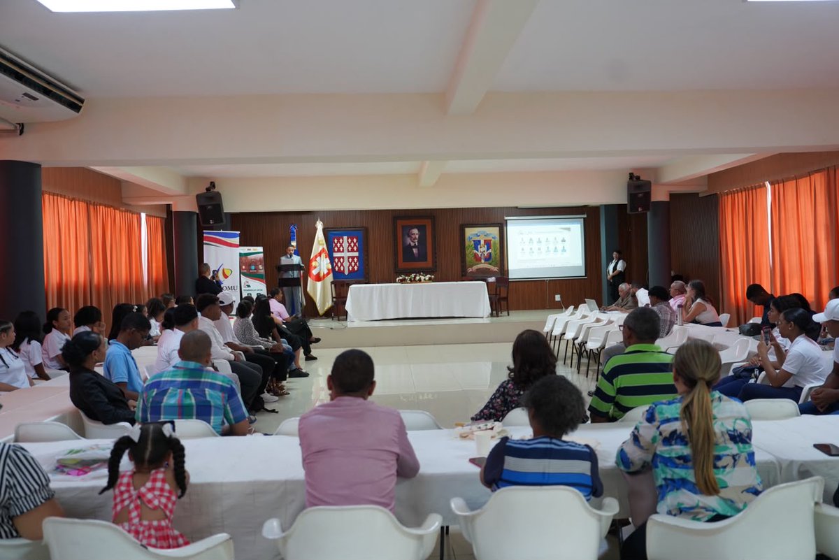 fedomurd's tweet photo. 🎤 Charla magistral de la consultora y exdiputada Guadalupe Valdez sobre liderazgo municipal y participación ciudadana.
Cuando niños y jóvenes tienen voz en sus municipios, el futuro se construye con más equidad e inclusión. 🌱
#Fedomu #ElSeibo #JuventudConVoz https://t.co/k30Wby9Upb