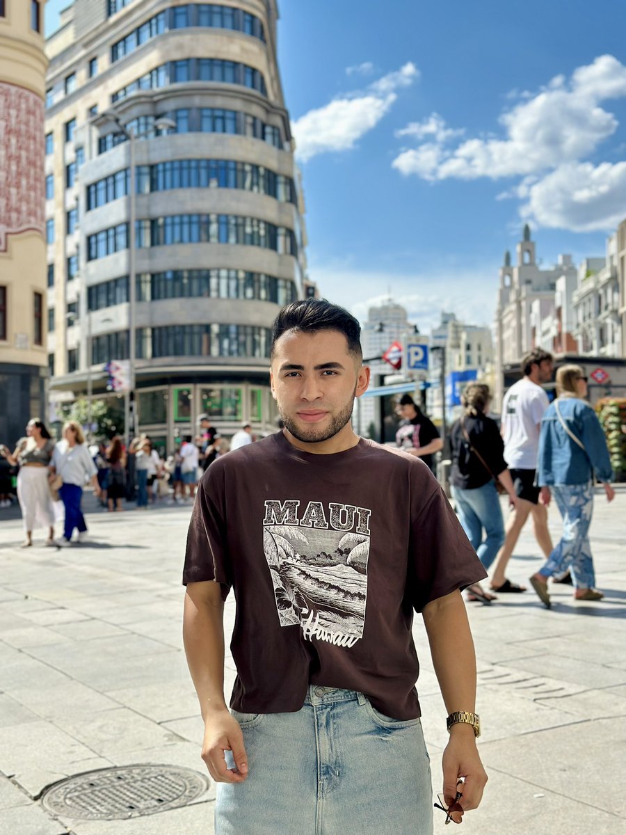 Esteban102459's tweet photo. Ayer lo vi andando por hay con sus amigos en las calles de Madrid …. 🎶 https://t.co/gM2l52N3q1