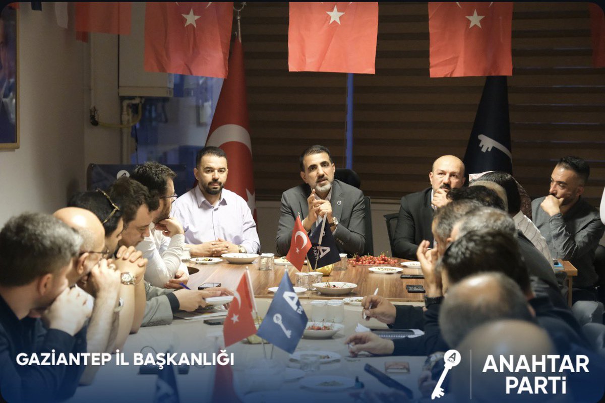 GaziantepAParti's tweet photo. Şehitkamil İlçe Başkanlığımızın Divan Kurulu Toplantısı’na; İl Başkanımız Sn. Murat ÜZÜMCÜ, Şehitkamil İlçe Başkanımız Sn. Av. Orkun DURAN ve teşkilatımızla birlikte katılım sağladık.

Toplantımızda teşkilat çalışmalarımızı, saha faaliyetlerimizi ve önümüzdeki döneme ilişkin hedeflerimizi değerlendirdik. Güçlü koordinasyon ve ortak akıl anlayışıyla sahada daha etkin, milletimizle daha güçlü buluşmaya devam edeceğiz.
@anahtarparti 
@yavuzagiraliog 
@APartiTeskilat 
@tkeskinkilic 
@ymmmuratuzumcu 

#AnahtarParti #Gaziantep #Şehitkamil #MuratÜzümcü