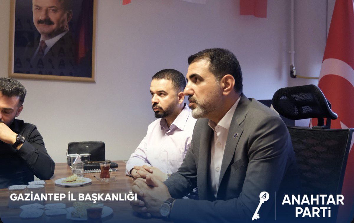 GaziantepAParti's tweet photo. Şehitkamil İlçe Başkanlığımızın Divan Kurulu Toplantısı’na; İl Başkanımız Sn. Murat ÜZÜMCÜ, Şehitkamil İlçe Başkanımız Sn. Av. Orkun DURAN ve teşkilatımızla birlikte katılım sağladık.

Toplantımızda teşkilat çalışmalarımızı, saha faaliyetlerimizi ve önümüzdeki döneme ilişkin hedeflerimizi değerlendirdik. Güçlü koordinasyon ve ortak akıl anlayışıyla sahada daha etkin, milletimizle daha güçlü buluşmaya devam edeceğiz.
@anahtarparti 
@yavuzagiraliog 
@APartiTeskilat 
@tkeskinkilic 
@ymmmuratuzumcu 

#AnahtarParti #Gaziantep #Şehitkamil #MuratÜzümcü