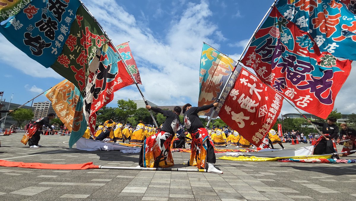 hikotter586's tweet photo. 第２９回ヤートセ秋田祭
祝・三連覇⭐

最高のMCが、
その場にいる全ての人を
高揚させ、熱くさせる。

最高の踊り子が
声・表情・体で
その熱を、魂に乗せた演舞で
釘付けにさせる。

ここに、とんでもない
技量と経験値を持った
旗士が加わると……
↓↓↓
#熱晴れ
#最高旗士集団
#ほっぱれ https://t.co/NbmVjQ2T5Q