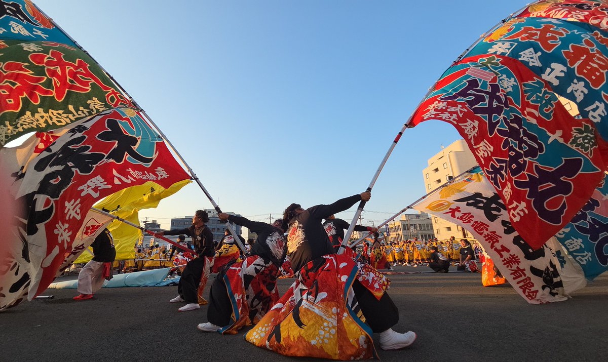 hikotter586's tweet photo. 第２９回ヤートセ秋田祭
祝・三連覇⭐

最高のMCが、
その場にいる全ての人を
高揚させ、熱くさせる。

最高の踊り子が
声・表情・体で
その熱を、魂に乗せた演舞で
釘付けにさせる。

ここに、とんでもない
技量と経験値を持った
旗士が加わると……
↓↓↓
#熱晴れ
#最高旗士集団
#ほっぱれ https://t.co/NbmVjQ2T5Q