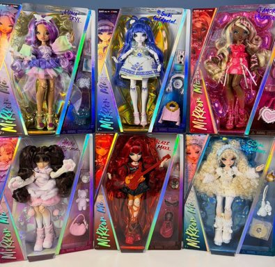 totally_plastic's tweet photo. o blister atrás delas fazendo parte do design da embalagem com acabamento colorido, brilhante e iridescente é meio genial… transformaram um elemento puramente funcional em algo relevante pro visual também! https://t.co/aikkdslsuP