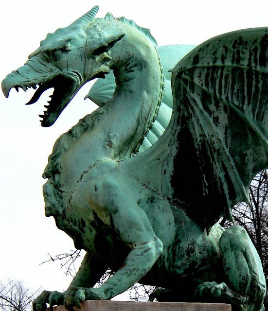 Tue53518101's tweet photo. This might or might not have something to do with how often mammalian features appear on eastern dragons vs on western dragons https://t.co/mSI6KTT1MQ