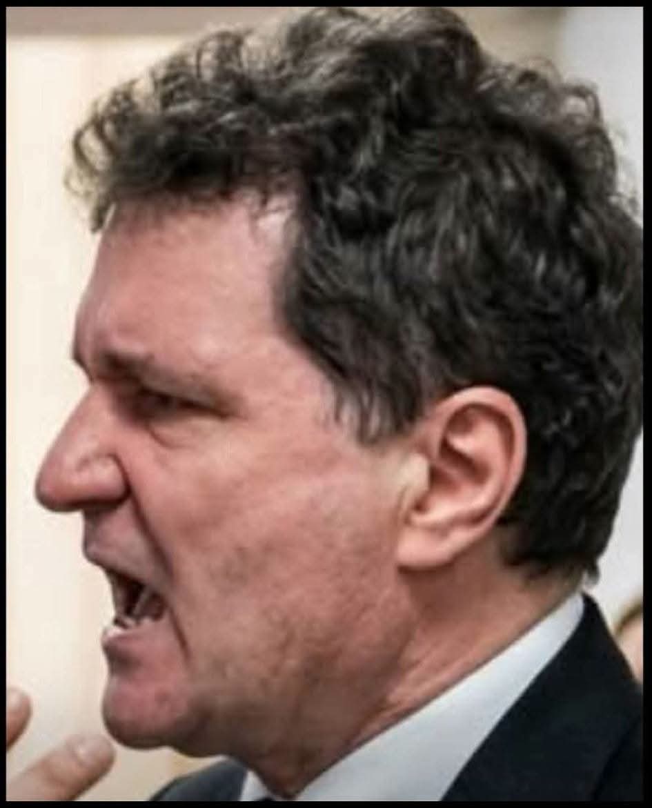 Cobra_196's tweet photo. MUCEA e exact cum e creionul ala alb din setul de creioane colorate 
DEGEABA https://t.co/ocqwYuZO5E