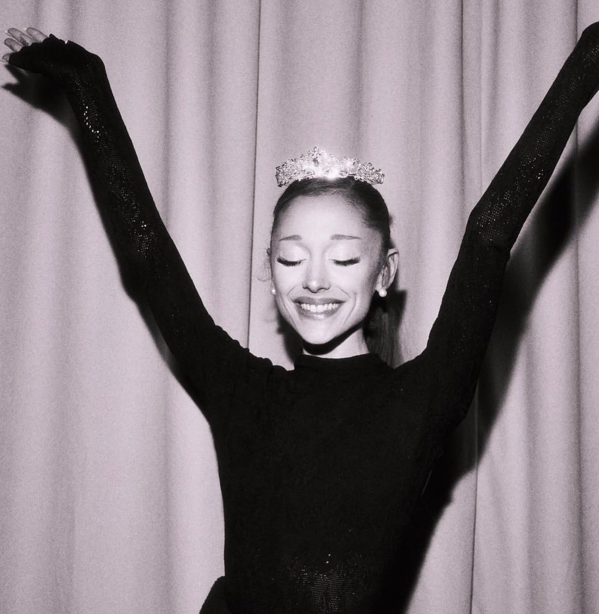 PopBase's tweet photo. Ariana Grande stuns in new photos. https://t.co/Uo4eqgxypW
