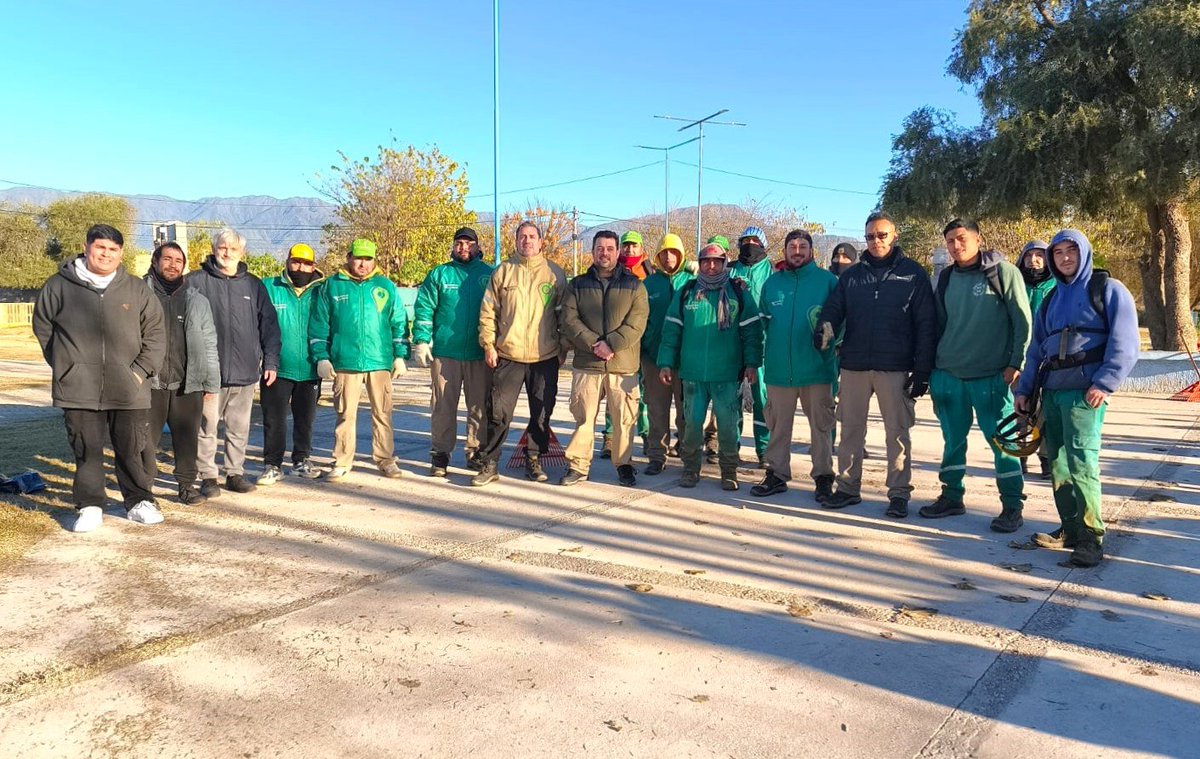 instdeambiente's tweet photo. 📌 El @instdeambiente fortalece #ManzanasSaludables en barrios de la Capital.
♻️ Recuperación de espacios públicos, futuras composteras comunitarias y educación ambiental junto a vecinos e instituciones.
https://t.co/GZZMGMo4wu https://t.co/v3Lo8tl1mL