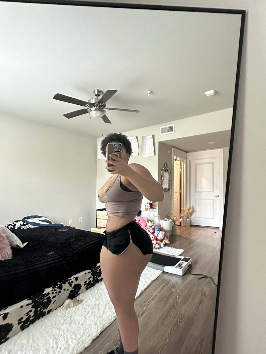 BellaJennye5z's tweet photo. I think I need to go for some gym 😆 https://t.co/2HZOEgGwBf
