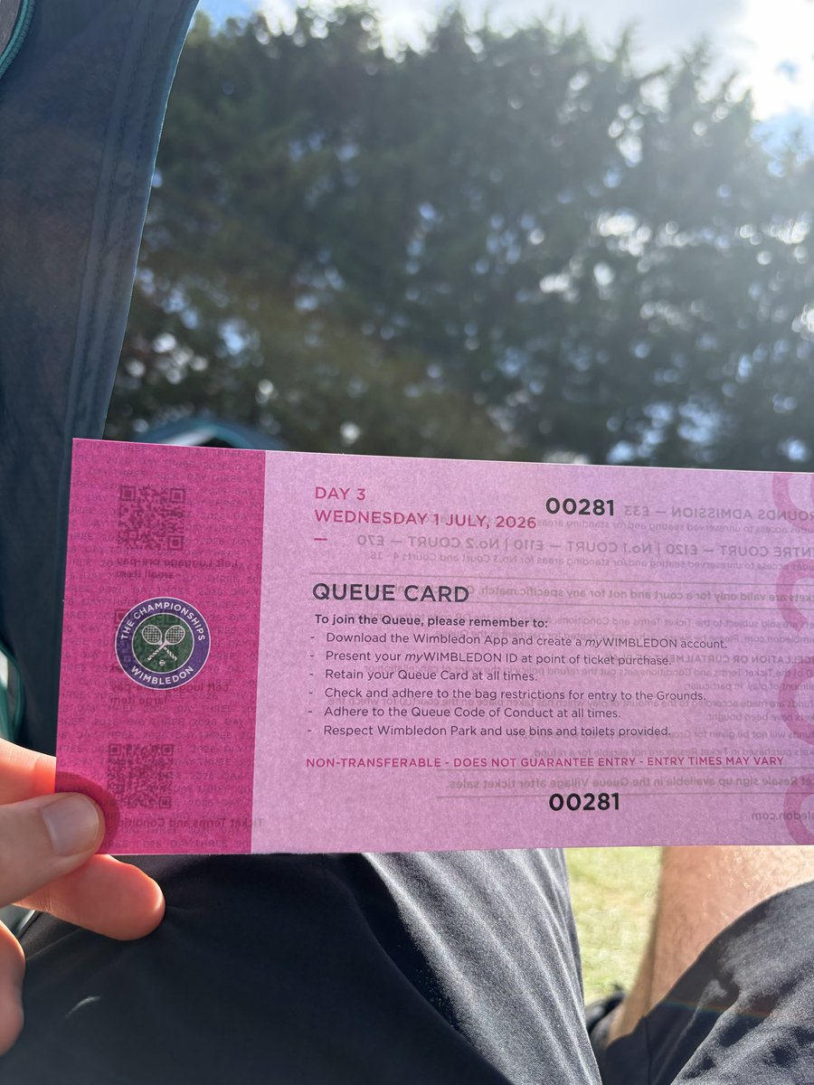 Alex_Lmre's tweet photo. Je suis arrivé ce matin à 10:00 et je suis 281 pour le jour 3, pensez à arriver tôt pour avoir les meilleures places #thequeue #wimbledon https://t.co/MR6evONbwP