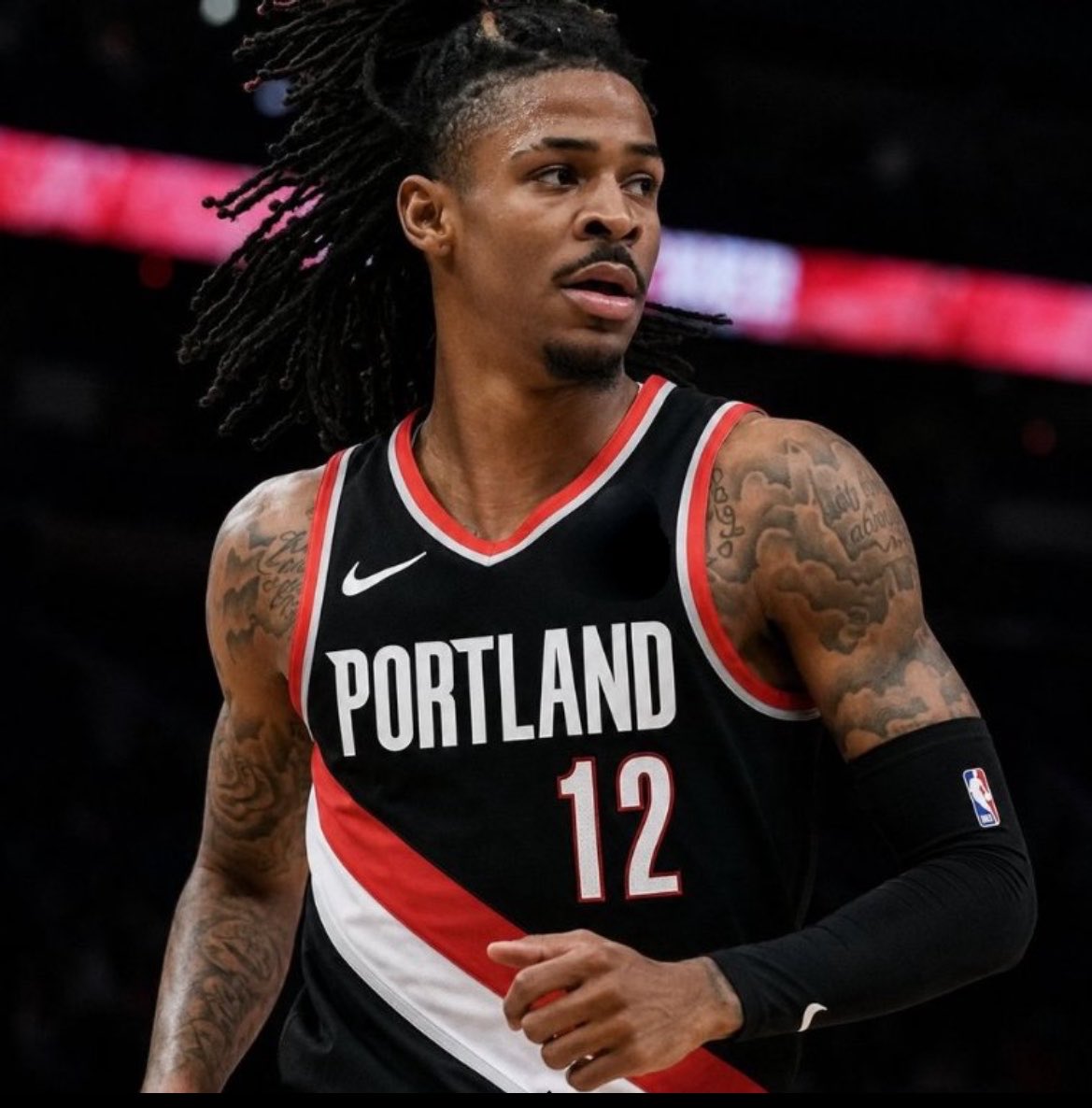 pisounalinha's tweet photo. Bebeu TODAS no jogo do Brasil ontem e perdeu as MILHARES de coisas que aconteceram na NBA ontem?

Separei todas nesse tweet.

- Ja Morant enfim foi TROCADO! O armador vai para o Portland Trail Blazers, enquanto Jerami Grant e Kris Murray vão para o Memphis Grizzlies.

- Golden State Warriors declinou as opções de equipe de Draymond Green ($27.6M) e De’Anthony Melton. Isso os faz obter maior flexibilidade para buscar reforços.

- Marcus Smart virou FA! O armador declinou sua opção de ($5.3M) e deve deixar os Lakers. A franquia também declinou a opção de Nick Smith Jr ($2.5M). Por fim, Deandre Ayton exerceu sua PLAYER OPTION e fica no Lakers por $8.1M.

- Muitas decisões no Los Angeles Clippers! Bradley Beal virou FA, declinando sua opção de ($5.6M). Além disso, a franquia também declinou opções dos veteranos Bogdan Bogdanovic ($16M) e Nicolas Batum ($5.8M). Apesar de também declinar opções de Kobe Sanders ($2.1M) e Jordan Miller ($2.5M), novos contratos devem ser dados aos jovens. Por fim, a opção de Brook Lopez ($9.1M) foi exercida.

- Andrew Wiggins exerceu sua opção de jogador e RENOVOU com o Miami Heat. O ala receberá os $30M devidos em 2026/27, e depois ganhou um contrato de $44M/2y, com opção de jogador em 2028/29.

- James Harden virou FA! O astro declinou sua opção de $42M, mas deve retornar em um contrato mais curto.

- Oklahoma City Thunder exerceu a opção de Lu Dort ($17.7M) mas declinou a opção de Kenrich Williams ($7.1M).

- Jonathan Kuminga virou FA, o Atlanta Hawks declinou sua TEAM OPTION de $24.3M.

- San Antonio Spurs declinou a opção de Julian Champagnie, mas renovou o contrato do ala por $45M/3y.

- Kristaps Porzingis estendeu seu contrato com o Golden State Warriors, $40M/2y. 

- Fred VanVleet exerceu sua opção de $25M com o Houston Rockets para o próximo ano e há alguns rumores de que isso possa ser usado em alguma troca. A franquia manteve JD Davison, exercendo a opção de $2.5M.

- Zach LaVine exerceu sua opção de $48.9M e fica no Kings. Por outro lado, Sacramento declinou a opção de Killian Hayes ($3M).

- New York Knicks renovou com Landry Shamet. $24M/4y e a permanência do arremessador fundamental para o campeão da NBA.

- Utah Jazz renovou com Jusuf Nurkic. O pivô reserva bósnio receberá $22M/2y.

- Kevin Huerter estendeu seu contrato com o Detroit Pistons, $27M/3y. O arremessador fica na equipe.

- Sacramento Kings trocou Devin Carter para o Atlanta Hawks, por duas escolhas de 2ºR futuras. 

- Toronto declinou a opção de Jonathan Mogbo ($2.3M), enquanto exerceu a de Trayce Jackson-Davis ($2.4M). Sandro Mamukelashvilli virou FA, recusando sua opção de jogador.

- Thomas Bryant estendeu seu contrato com o Cleveland Cavaliers por $3.5M/1y.

- Boston Celtics exerceu opções de Neemias Queta ($2.6M), Jordan Walsh ($2.4M), Dalano Banton ($2.8M). Eles permanecem… por outro lado, declinou opções de Amari Williams ($2.1M) e Max Shulga ($2.1M). Williams retornou em um contrato TW.

- Detroit Pistons exerceu as opções de Daniss Jenkins ($4M) e Tolu Smith III ($2.4M).

- Brooklyn Nets declinou opções de Day’Ron Sharpe e Josh Minott, mas renovou com ambos em contratos de dois anos. Por outro lado, exerceram a opção de Malachi Smith ($2.1M). Chaney Johnson vai permanecer no Nets em contrato TW.

- Orlando Magic exerceu a opção de Jamal Cain ($2.5M).

- Philadelphia 76ers exerceu as opções de Dominick Barlow ($3.4M) e Dalen Terry ($2.5M), mas declinou a opção de Trendon Watford ($2.8M).

- Memphis Grizzlies exerceu as opções de contrato para G.G Jackson ($2.4M) e Olivier Maxence-Prosper ($2.5M).

- Jalen Pickett virou FA! Denver recusou a opção de $2.4M para o armador que testará o mercado.

- Minnesota Timberwolves declinou a opção de $2.4M de Julian Phillips.

- Milwaukee Bucks exerceu a opção de $3.8M no contrato de Taurean Prince. Enquanto isso, declinou a opção de $2.4M no contrato de André Jackson Jr, que virou FA.