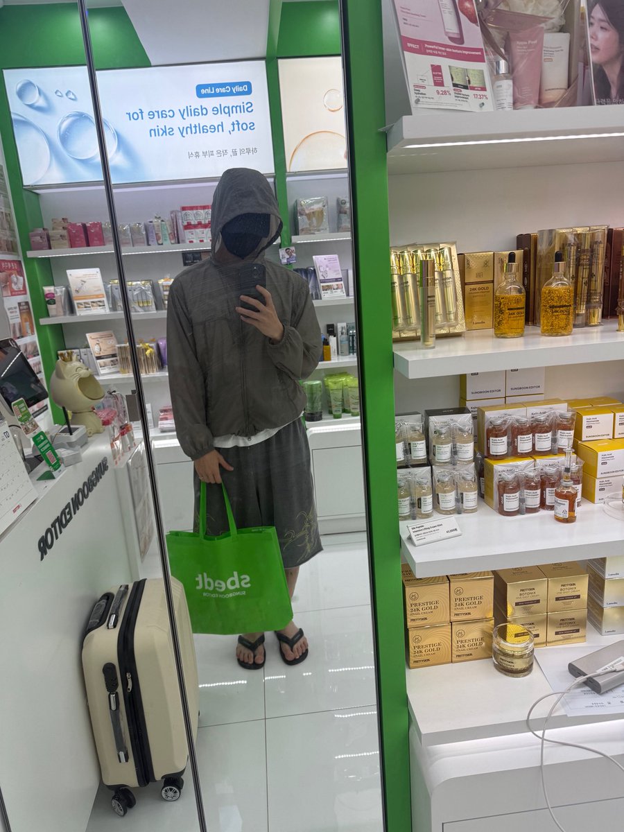 jandue_k's tweet photo. 5555555555เอ็นดูยัยบี๋ไปช้อปปิ้งครีมเองถึงช้อปที่เมียงดง แต่คนจะรู้ไม่ได้ว่าเราเป็นพรีเซนเตอร์ ก็พรางตัวขั้นสุดแบบไม่เห็นแม้ลูกกะตา ซึ่งพี่ก็ไม่รู้จะพูดอีกกี่รอบว่า ครีม Alsaka Salmon PDRN ของ Sungboon editor ดีจริงคือใช้หมดไป 4 หลอดแล้วจริงๆอ่ะ เป็นครีมเจลที่เพิ่มความชุ่มชื่นแบบไม่เหนียวเหนอะนะเลย ใช้ได้ทุกสภาพผิวจริง ผิวมันก็ใช้ได้ คือแบบเริ่ดที่สุดไปเกาหลีทุกรอบต้องเอฟตุน และหาซื้อยากมาก เพราะรุ่นนี้ไม่มีทุกสาขาโอลีฟยังด้วย เจอที่ไหนต้องเอฟเลย แต่ถ้าไปช้อปแบบเวอร์นอนมีแน่นอน และก็จะได้ของแถมด้วย(ความดีนี้55555555)