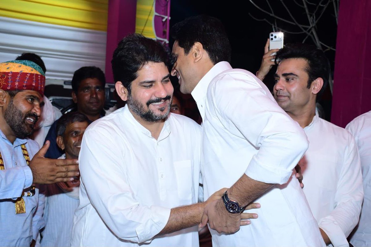 MukeshBhakar_'s tweet photo. दूदू सरपंच संघ अध्यक्ष श्रीमती भंवरी देवी जी भाकर व भाई बी. सी. भाकर के यहाँ शादी समारोह में शामिल हुआ। इस दौरान किशनगढ़ विधायक भाई विकास चौधरी जी भी उपस्थित रहे।
@DrVikasAjmer https://t.co/mNS21cKSH9