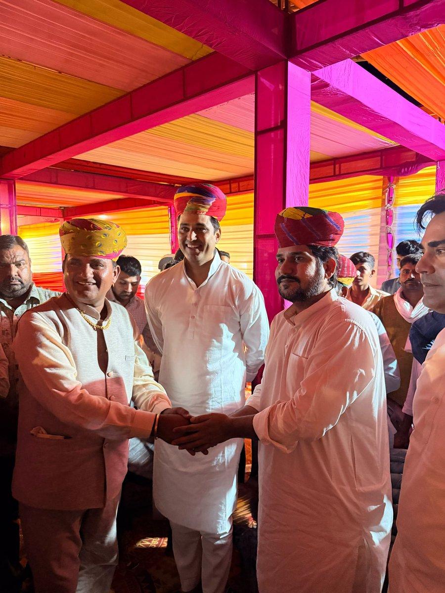 MukeshBhakar_'s tweet photo. दूदू सरपंच संघ अध्यक्ष श्रीमती भंवरी देवी जी भाकर व भाई बी. सी. भाकर के यहाँ शादी समारोह में शामिल हुआ। इस दौरान किशनगढ़ विधायक भाई विकास चौधरी जी भी उपस्थित रहे।
@DrVikasAjmer https://t.co/mNS21cKSH9