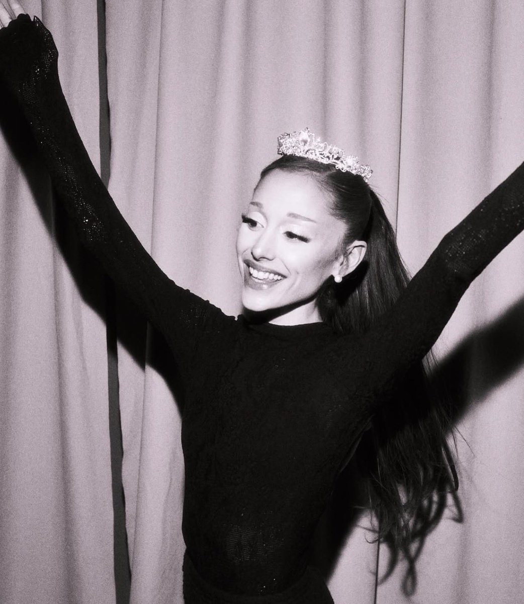 arianagrandebr's tweet photo. PRINCESA https://t.co/edt4BmiegJ