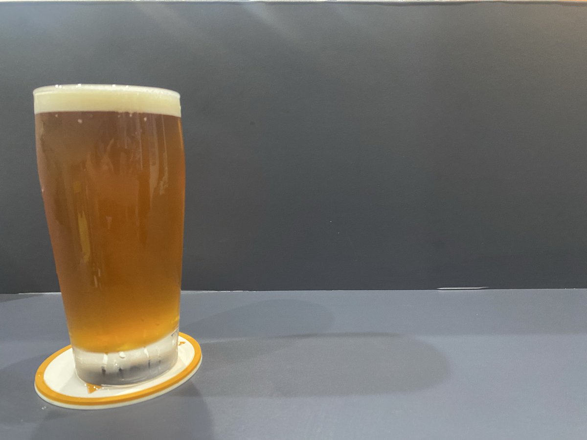 7tryangle's tweet photo. お先に周年ビールを。
完成品は今初めて飲んだけど、改めてお願いしてほんとに良かった。
アロマは強すぎないカラメルとトースト、口あたりに意外とボディ感もあるけど、飲み込むとクリーンなラガーで適度な苦味と穀物感という印象で瞬殺ビール。
これはデイリービールにすらなり得る。 https://t.co/Xc8T8hXVie
