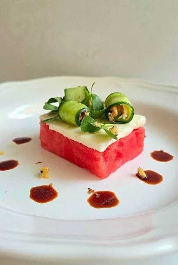 GulsahinKemal's tweet photo. Karpuzun en tatlı hali; peynir + pişi + soğuk karpuz. #Chef sunumu. https://t.co/MuIcjoDB7P
