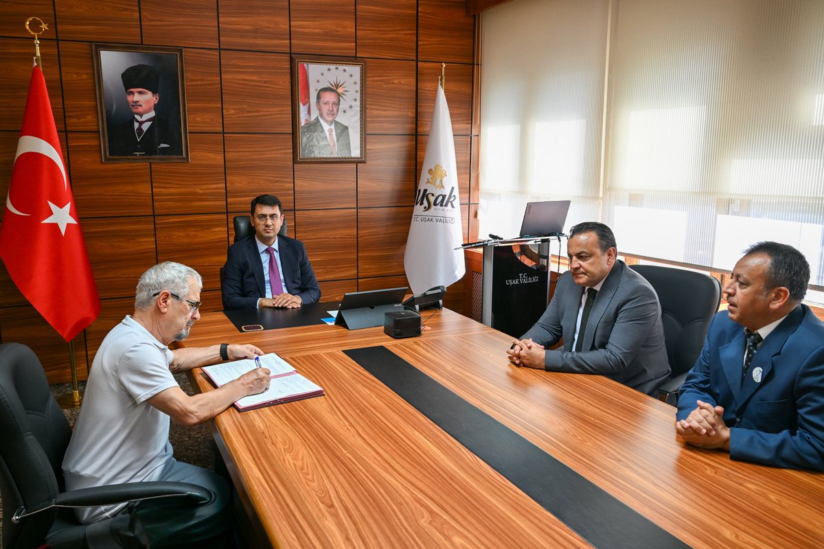 TC_UsakValiligi's tweet photo. Valimiz Serdar Kartal’ın katılımlarıyla, hayırsever hemşehrimiz Vedat Duguk tarafından Banaz ilçemize kazandırılacak “Banaz Perihan–Mehmet Duguk Aile Sağlığı Merkezi”nin yapımına ilişkin protokol imza töreni gerçekleştirildi.

Hayırseverimiz desteğiyle inşa edilecek 5 Aile Hekimliği Birimli Aile Sağlığı Merkezi, vatandaşlarımıza daha nitelikli ve erişilebilir sağlık hizmeti sunulmasına önemli katkı sağlayacak.

İlçemize değer katan bu anlamlı katkılarından dolayı hayırsever hemşehrimiz Vedat Duguk’a teşekkür ediyor, protokolün ilimize, ilçemize ve hemşehrilerimize hayırlı olmasını diliyoruz.