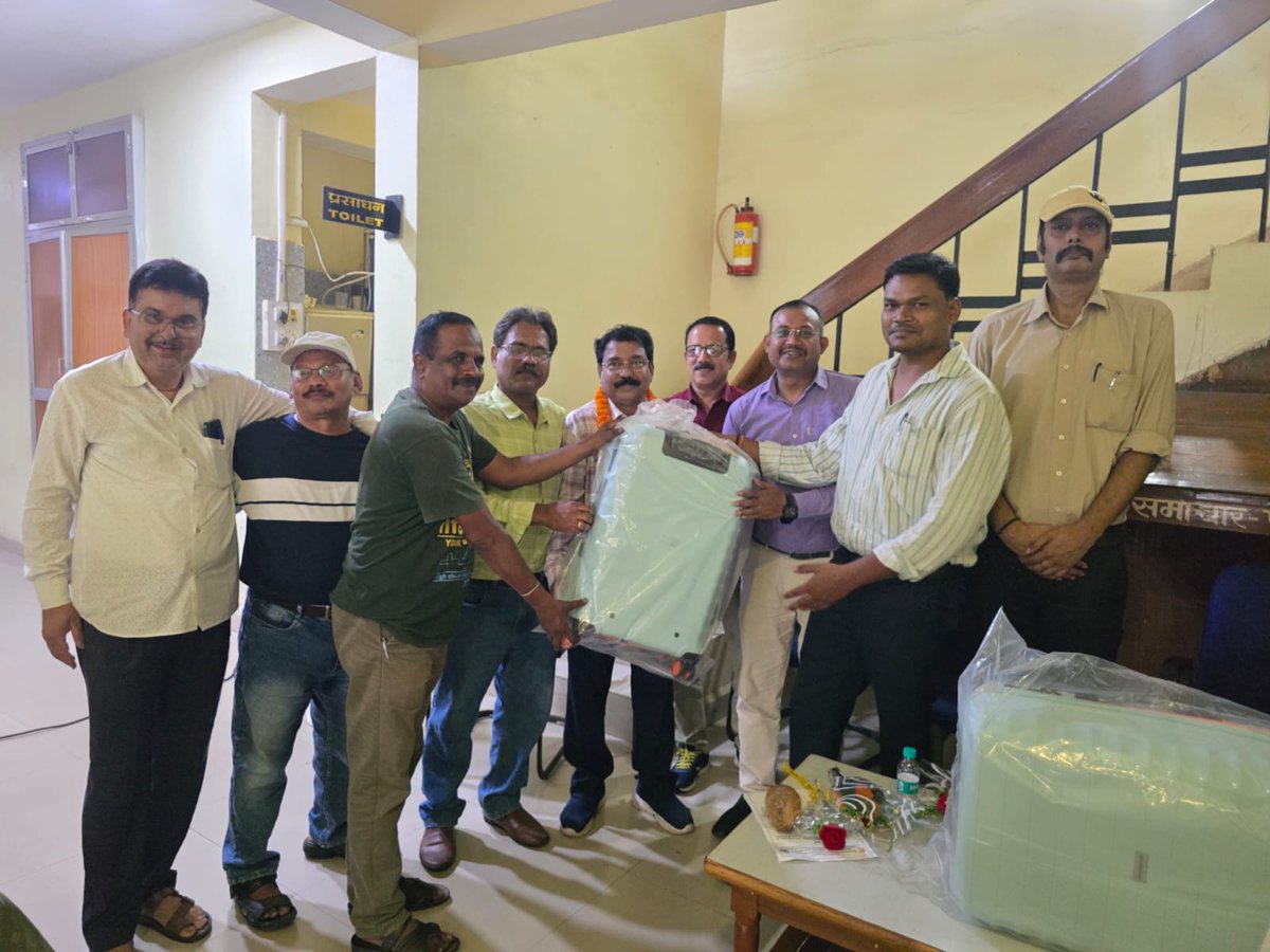 AirBalaghat's tweet photo. आकाशवाणी बालाघाट के वरिष्ठ तकनीशियन श्री प्रदीप कुमार बिसेन और आकाशवाणी FM गोंदिया के वरिष्ठ तकनीशियन श्री मुकेश डोंगरे आज दीर्घ कालीन शासकीय सेवा के पश्चात सेवानिवृत्त हुए। https://t.co/7e4XJojzt5