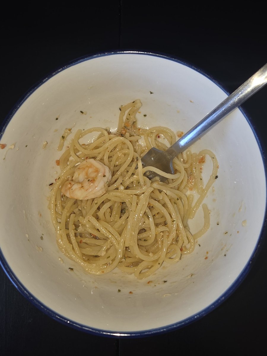amyknowsball's tweet photo. Leftover pasta for breakfast eff it https://t.co/8Vryv47qOK