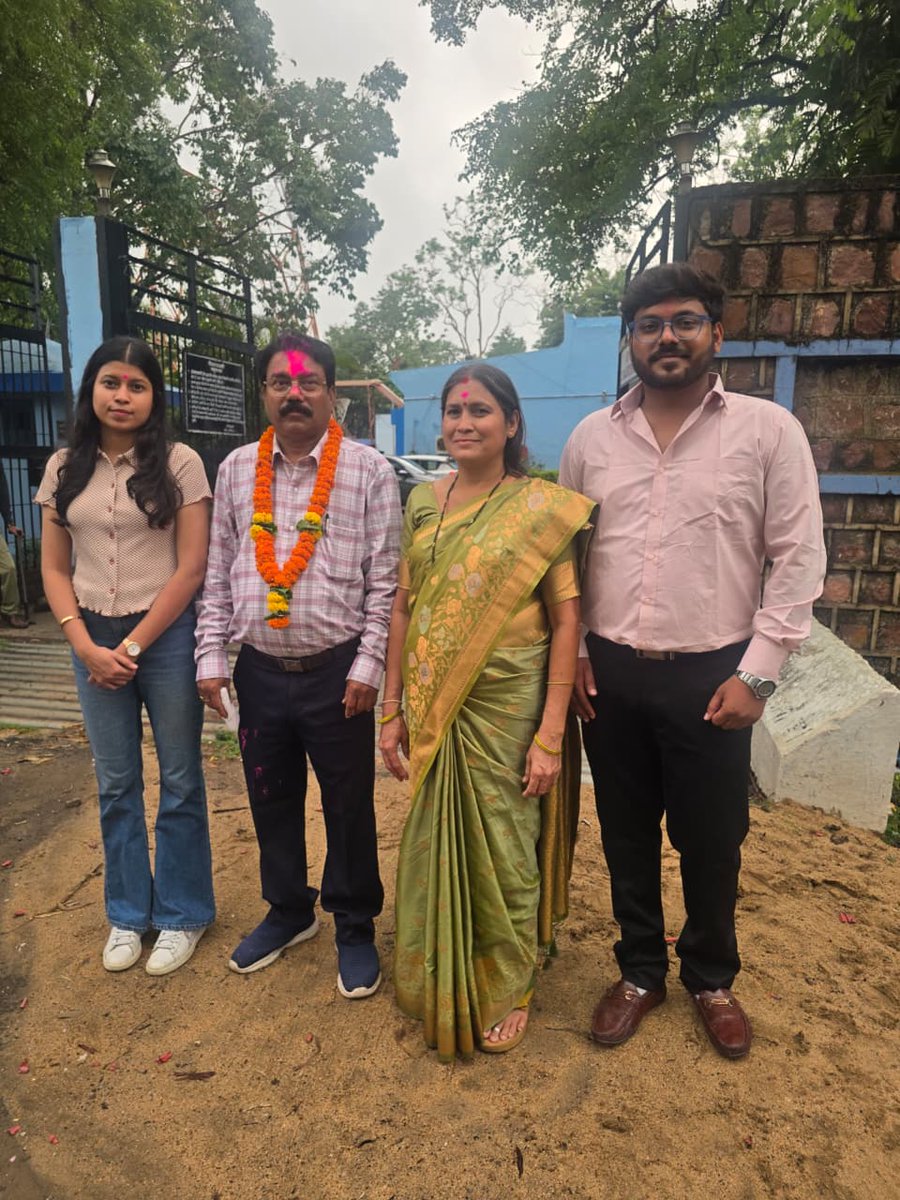 AirBalaghat's tweet photo. आकाशवाणी बालाघाट में आज इस अवसर पर दोनों कर्मियों का विदाई समारोह आयोजित किया गया। सभी स्टाफ सदस्यों ने उनके साथ रहे अपने अनुभव साझा किए। आकाशवाणी बालाघाट परिवार श्री प्रदीप बिसेन तथा श्री मुकेश डोंगरे को उनके स्वस्थ और उज्ज्वल भविष्य की कामना करता है। https://t.co/16F6rHZgAF