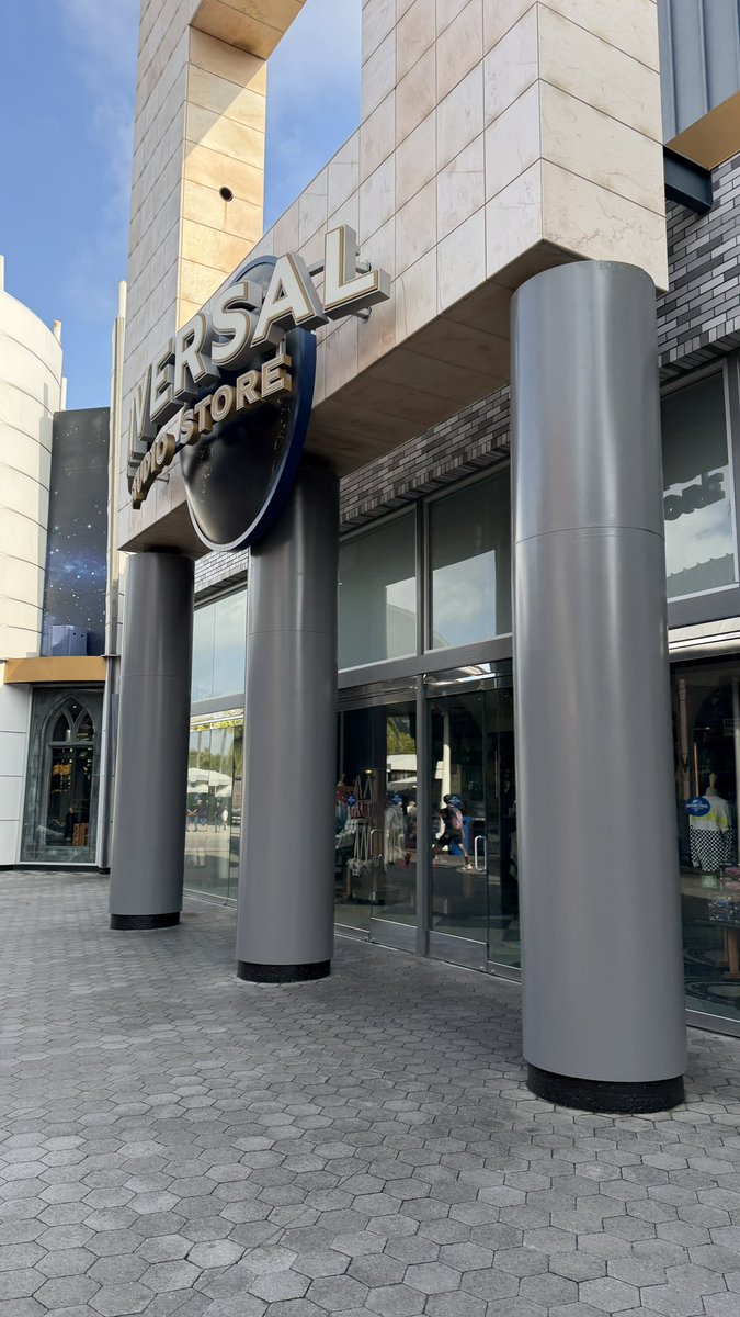 thecalibae's tweet photo. Huge line already for Universal Studio Store in anticipation of HHN announcement 😂 it’s just me one person https://t.co/79WcgMgOJA