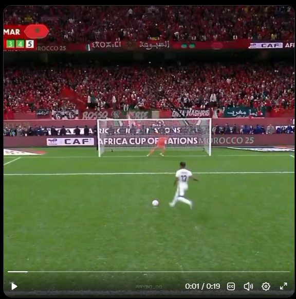 Salmitex's tweet photo. @aupsevenn mas ele não espera. o movimento dele é provavelmente baseado na informação que ele tem das cobranças anteriores do batedor e imaginando que o batendo vai bater na parte alta do gol ele tenta ir em pé para defender a cobrança, o que é realmente muito impressionante. https://t.co/h1B0zgN1vR