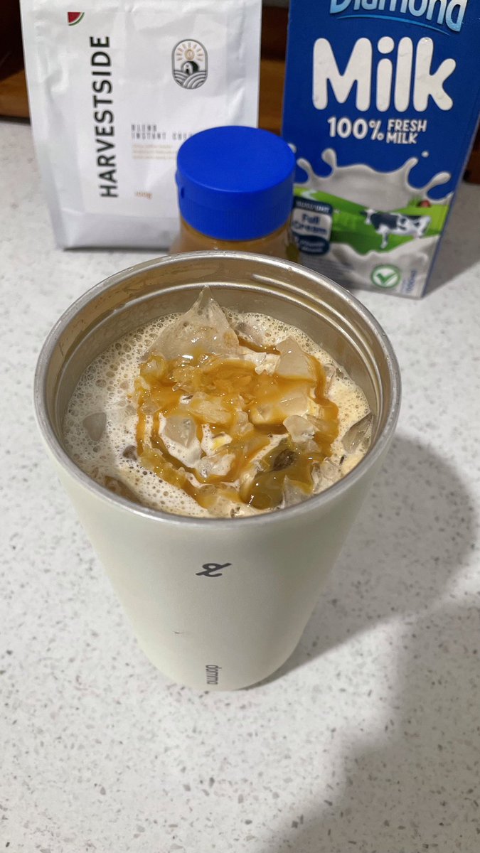zeaidennn's tweet photo. in this economy, bye-bye dulu sama kopi overpriced 👋🏻

lagi suka resep ini~
salted caramel latte versi low budget 👀🫶🏻 https://t.co/gOJCLJSczK