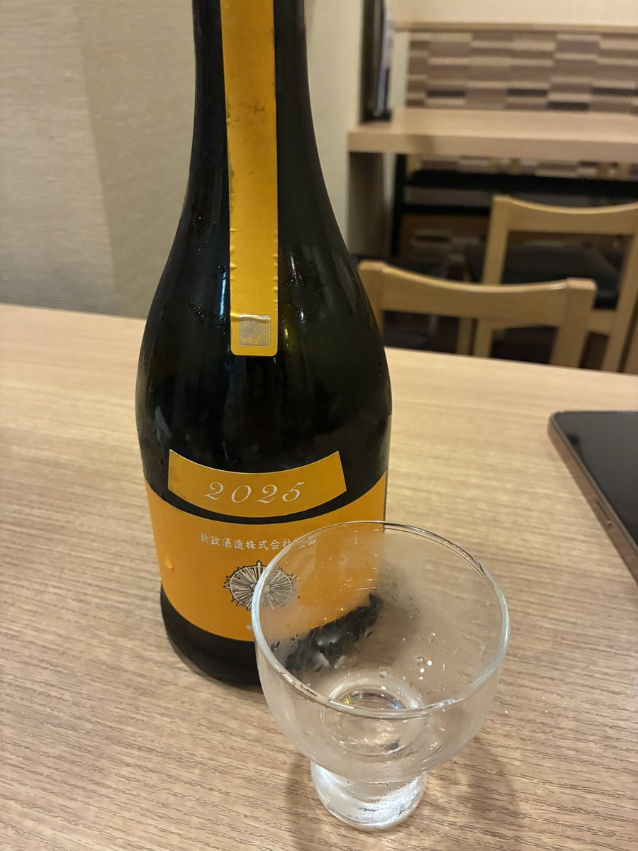 funajin01's tweet photo. こんばんは

☆明日のメニューin酒は4本❗️
　鍋島はサマームーン
　くどき上手は出羽燦々
　王道の磯自慢に
　新政はヴィリジアン
　まさかの本日ノービキニ
　明日は出るはず❗️

☆最後にちょっと残ったタンジェリン
　疲れた体に沁みました

☆明日は1卓空き出ました

☆明日も頑張ります🫡 https://t.co/hhKIFAN1n3