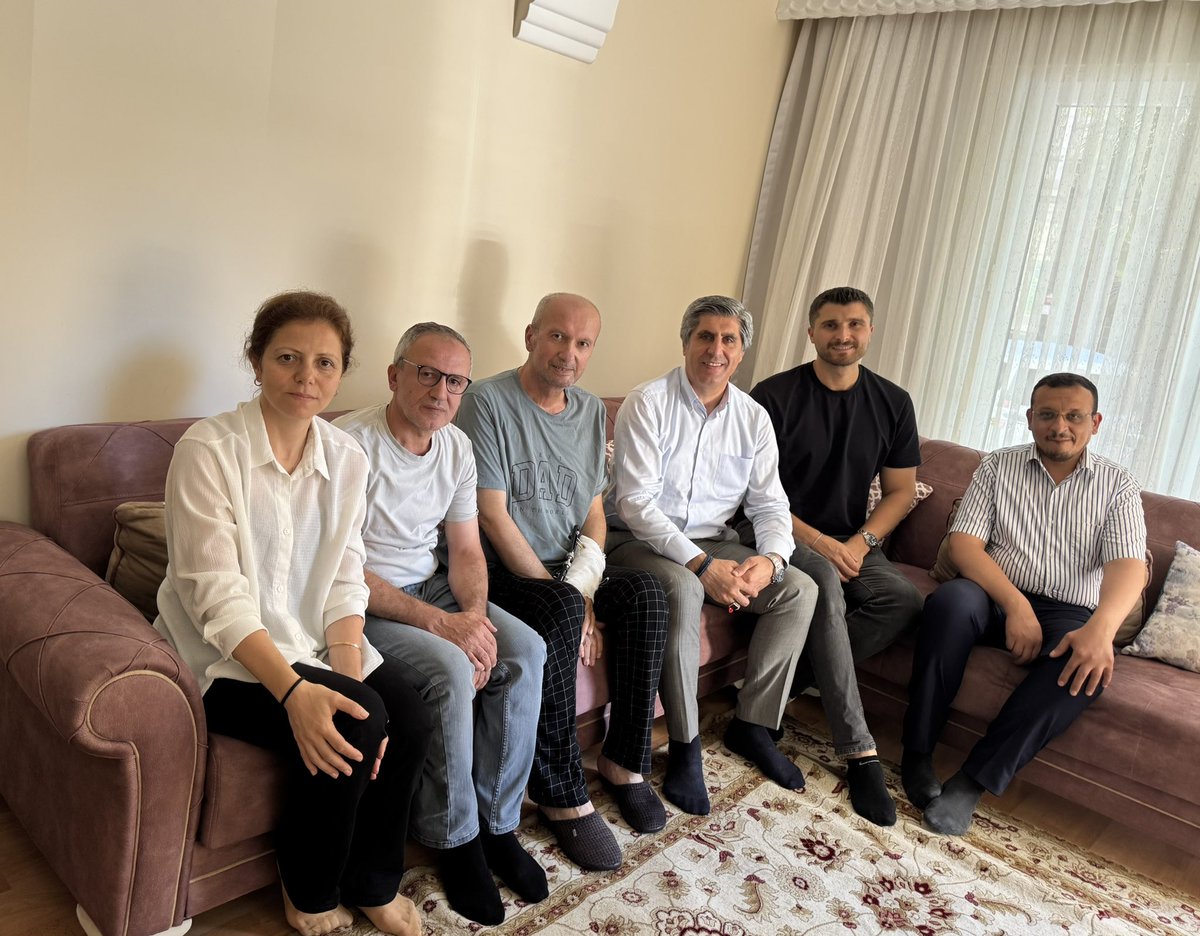 CoskunBILGIN's tweet photo. Elim bir trafik kazası geçirip bir süredir tedavisi devam eden Mesai Arkadaşımız Hüseyin SALTIK'ı evinde ziyaret ettik.
Çok geçmiş olsun,
Acil şifalar dilerim.
#ÇSGB #SGK #ÇalışanlarımızınDaimaYanındayız 
#SGKFatihSosyalGüvenlikMerkezi #MutluMemurMutluVatandaş https://t.co/PTZbQVF2d2