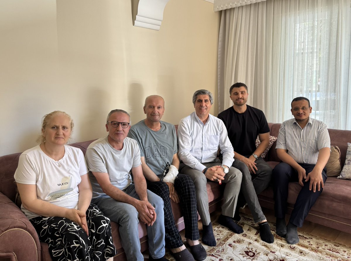 CoskunBILGIN's tweet photo. Elim bir trafik kazası geçirip bir süredir tedavisi devam eden Mesai Arkadaşımız Hüseyin SALTIK'ı evinde ziyaret ettik.
Çok geçmiş olsun,
Acil şifalar dilerim.
#ÇSGB #SGK #ÇalışanlarımızınDaimaYanındayız 
#SGKFatihSosyalGüvenlikMerkezi #MutluMemurMutluVatandaş https://t.co/PTZbQVF2d2