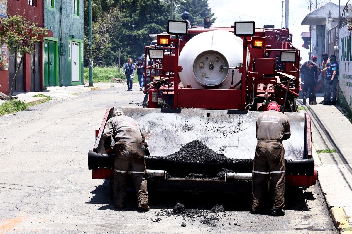rimoba's tweet photo. El #DiabloDragón avanza con fuerza en #Toluca. 🚧

Esta semana quedará lista la rehabilitación de la calle Juárez, en San Mateo Oxtotitlán, una obra que beneficia a más de 29 mil habitantes y que ya registra 85% de avance. https://t.co/GKZ8CS3xbv